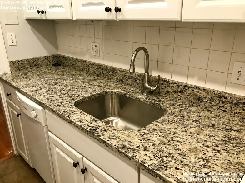 Building Photo - 8 Mt Ida St