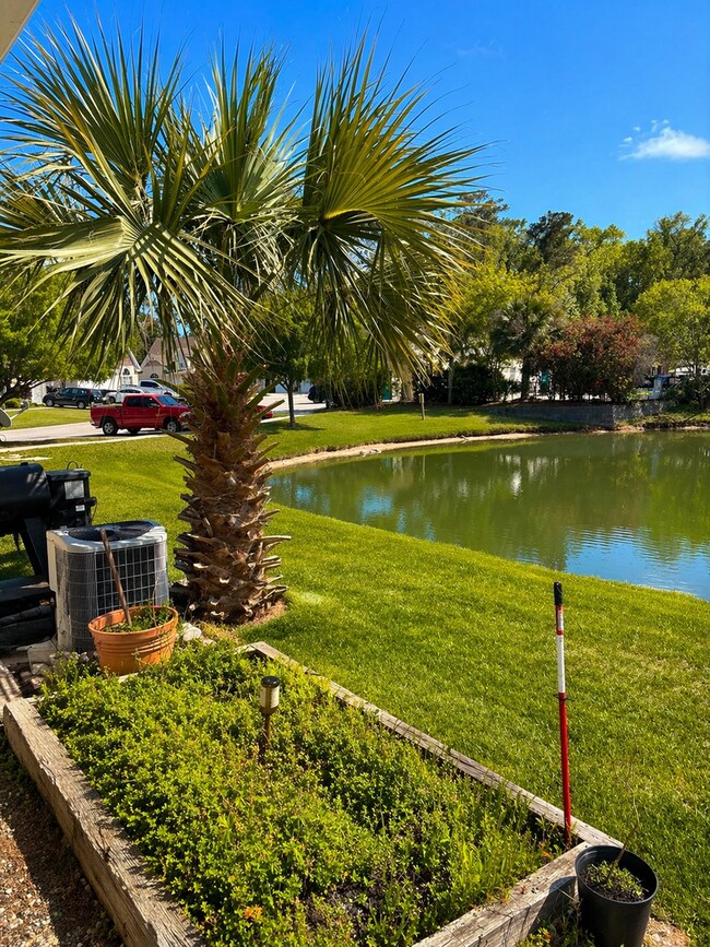 Building Photo - Three Bedroom Townhome Available!