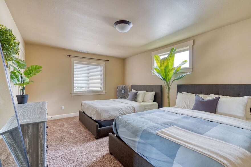 Building Photo - 4622 NE Garfield Ave.