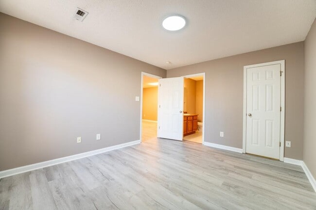 Building Photo - 334 Hawthorne Oaks Way