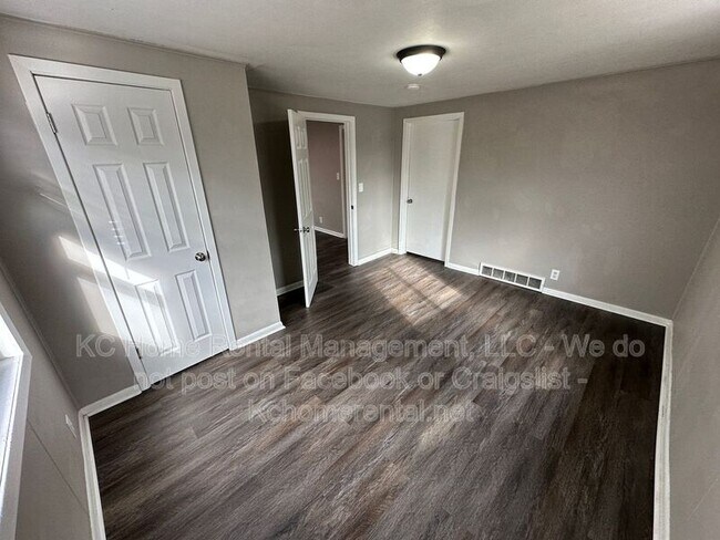 Building Photo - 4400 NE 46th Terrace