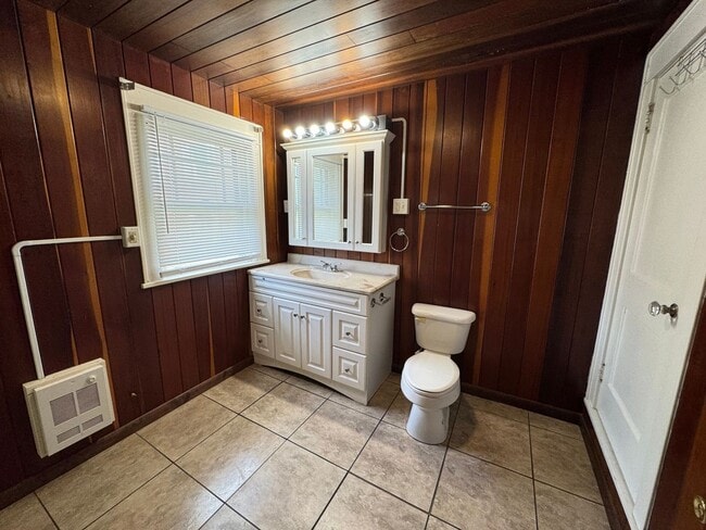 Building Photo - 4 Bedroom/ 2 Bathroom House - Downtown - A...