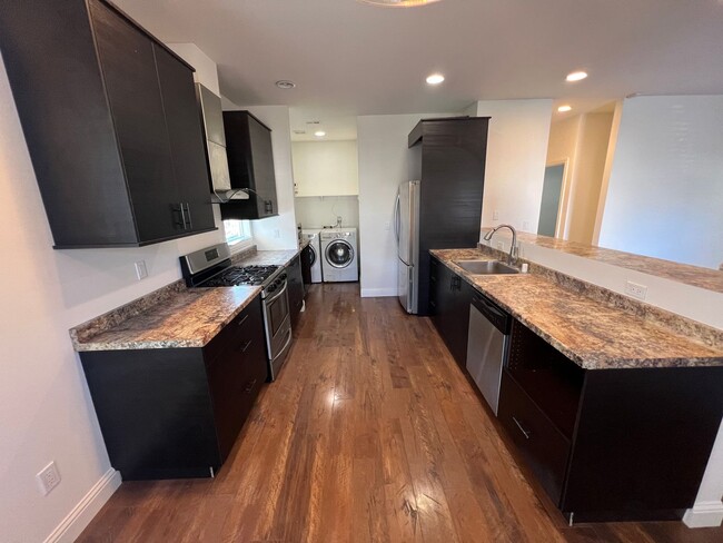 Building Photo - 3 Bed / 2 Bath | North Oak Park Home Avail...