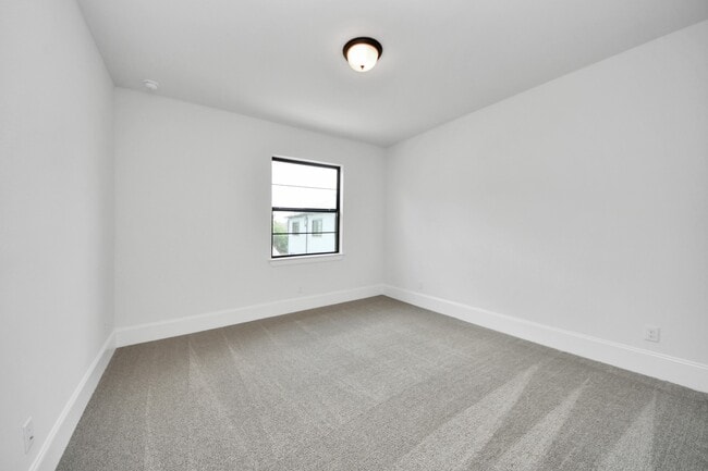 Building Photo - 12010 Royal Oaks Banner Wy
