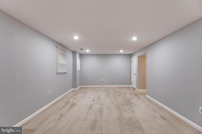 Building Photo - 18 Chantilly Ct