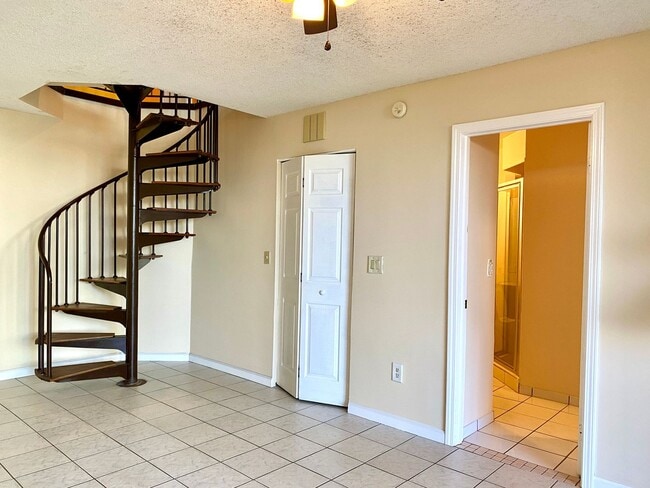 Building Photo - 3 bed / 3 bath furnished condo with ocean views!