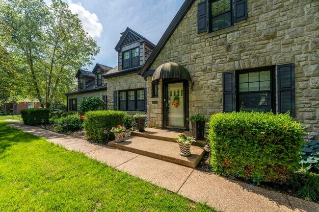 Building Photo - Beautiful 4 bedroom home in University Heights! Don't miss this one!