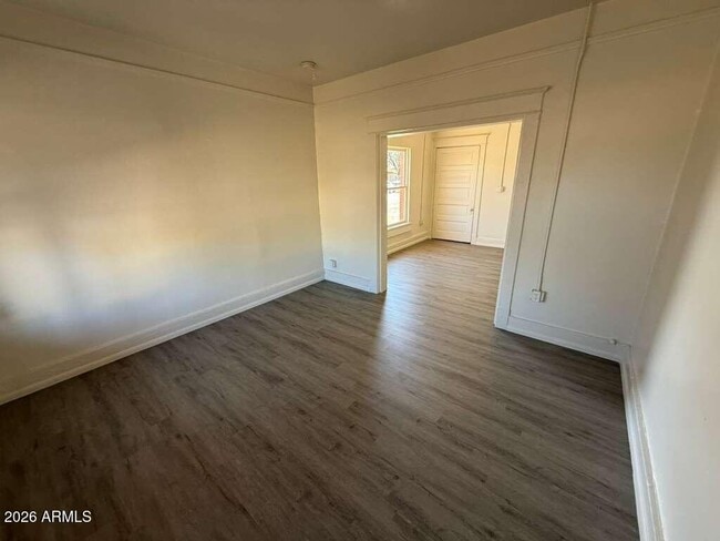 Building Photo - 663 E 8th St