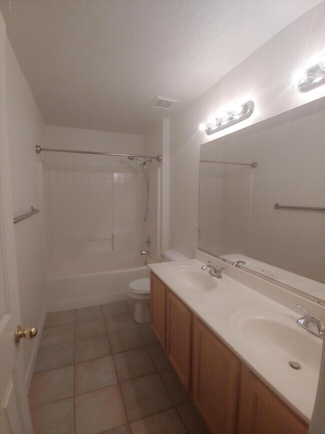 Building Photo - 1110 W Raven Dr