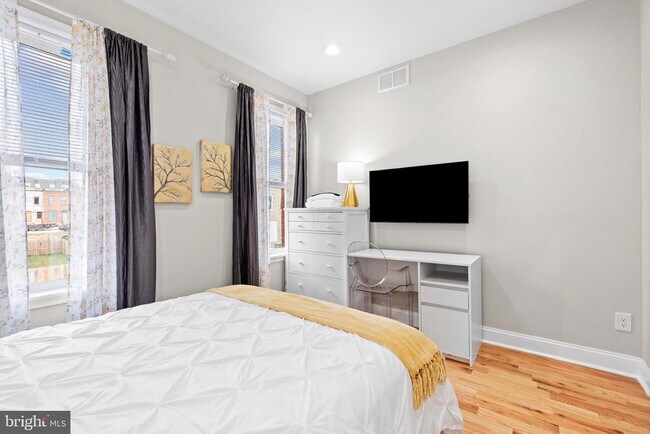 Building Photo - 2219 E Chase St