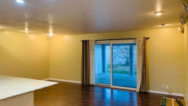 Building Photo - Huntington Beach Charming 3 Bedroom House