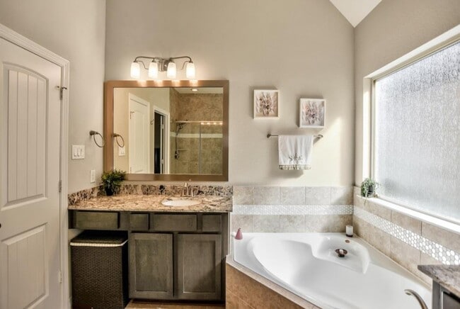 Building Photo - 12265 Oxford Cres Cir