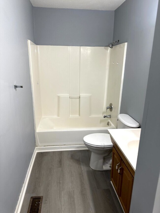 Building Photo - 257-259 W Elm St.