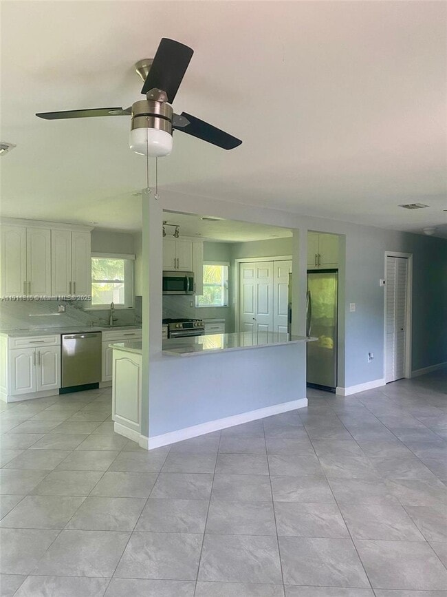 Building Photo - 6255 SW 62nd Ct