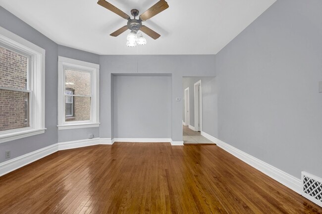 Building Photo - 5015 W Montrose Ave