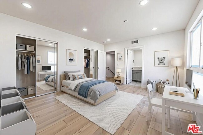 Building Photo - 6021 1/2 Romaine St