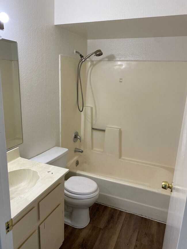 Building Photo - 3 Bedroom 2.5 Townhouse with Brand New Kit...
