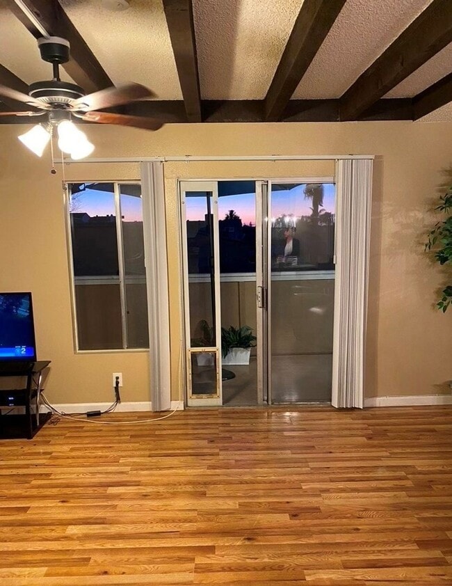 Building Photo - 2bd 1.5 bath Condo