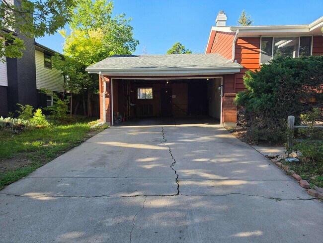 Building Photo - "Charming 3-Bed Retreat with Finished Basement & Cozy Fireplace in Aurora!"