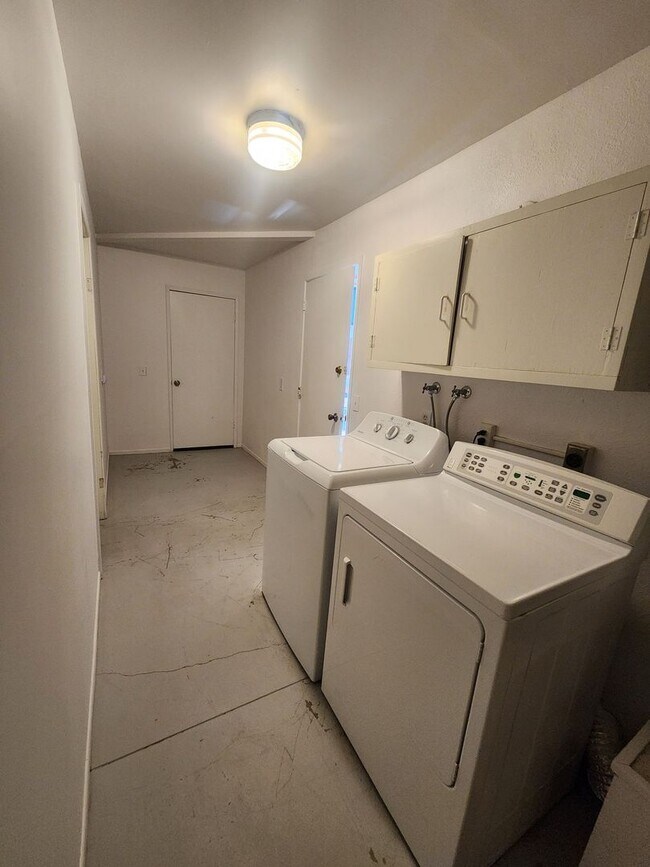 Building Photo - Fully Furnished! Move in with just a suitcase!