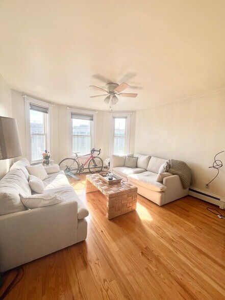 Building Photo - 716 E 6th St