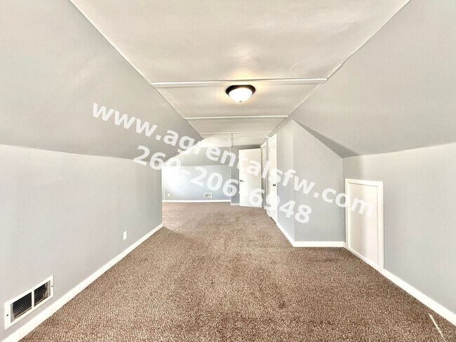 Building Photo - 3 Bedroom House