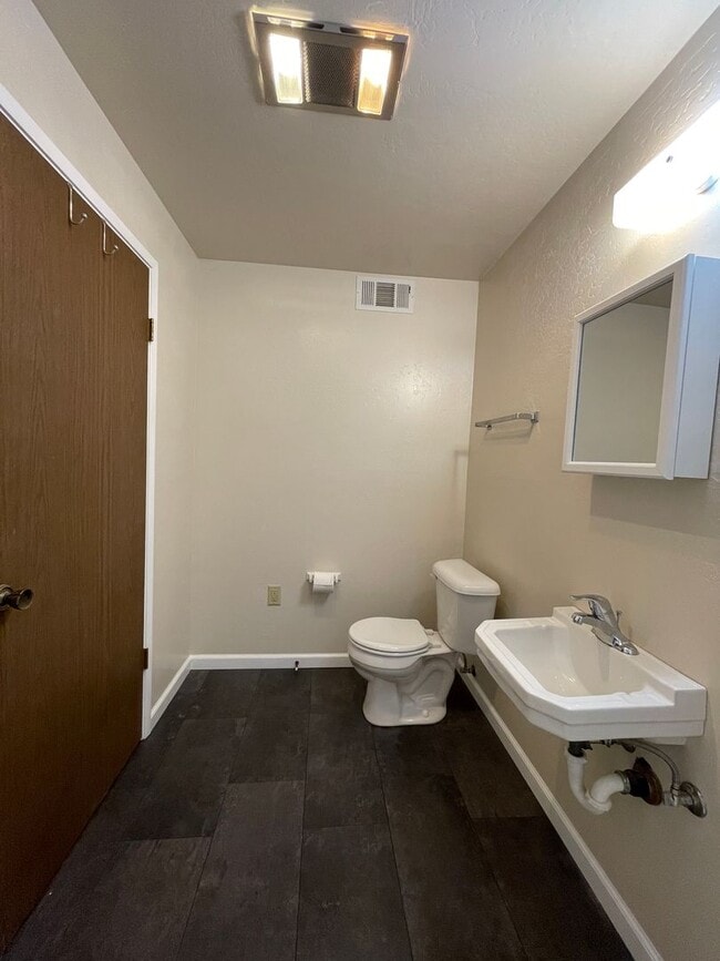 Building Photo - 4 bed, 3 bath split-level home in a private, forested setting (Bayside)