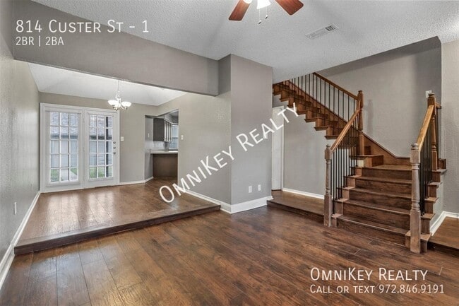 Building Photo - 814 Custer St