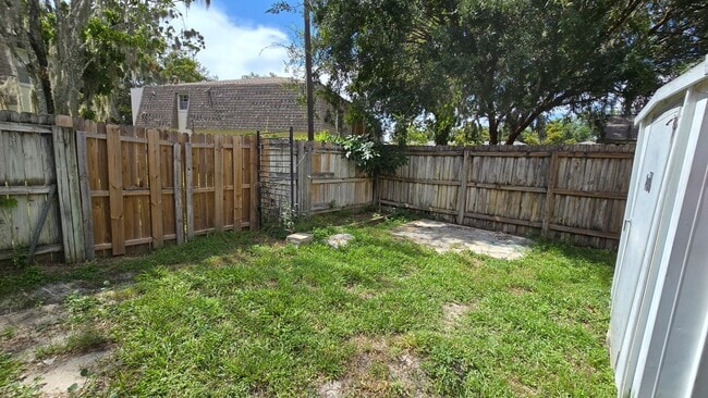Building Photo - 2 Bed, 1.5 Bath private backyard