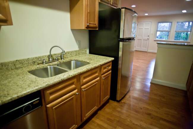 Building Photo - 2 Bedroom Condo just minutes from Carrboro...