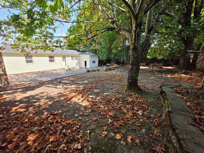 Building Photo - 1420 Madrona Ave SE