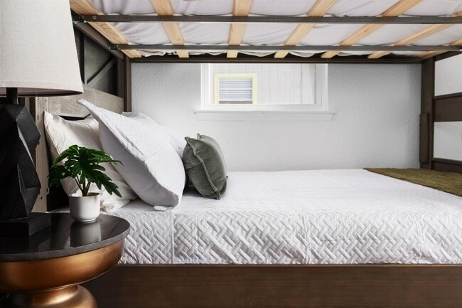 Building Photo - 1201 Southport Dr