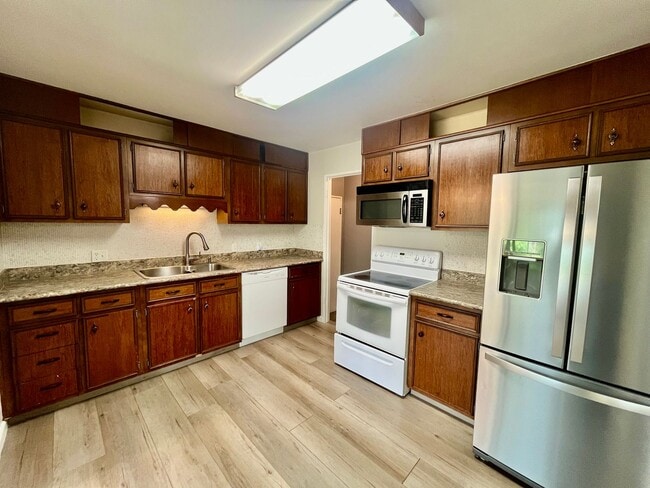 Building Photo - ** Move in Special** 3 bed 2 bath Ranch w/...
