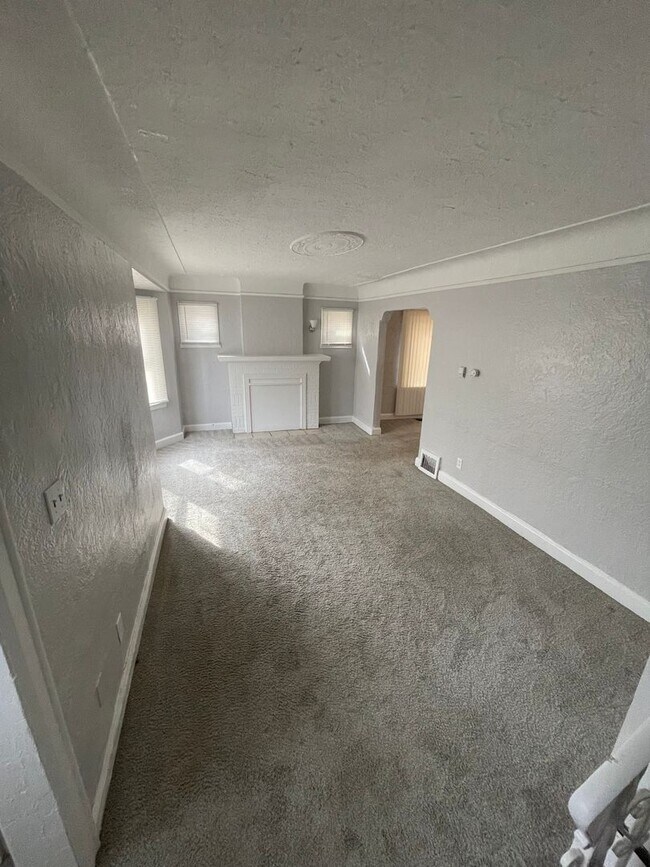 Building Photo - SECTION 8 ONLY! INSPECTION READY 3-BEDROOM...