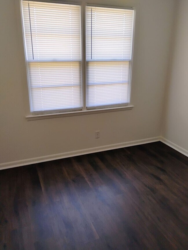Building Photo - Spacious two bedroom located near Linwood
