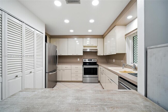 Building Photo - 8041 SW 20th Pl