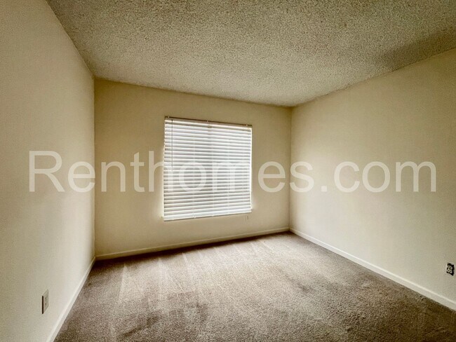Building Photo - 11303 Kelowna Rd
