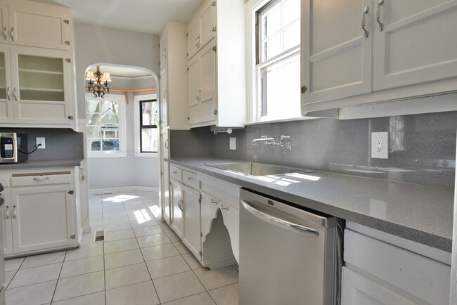 Building Photo - Charming 3 Bedroom 1 Bath Home in Prestigious Willow Glen Location!