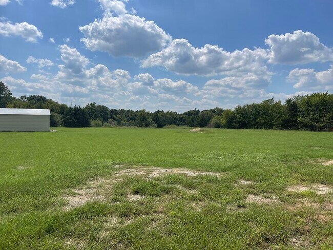 Building Photo - Peaceful country living with great access ...