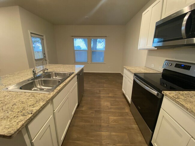 Building Photo - Beautiful 3 bed, 2.5 bath home!