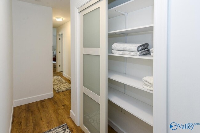 Building Photo - 208 S Oxford Cir