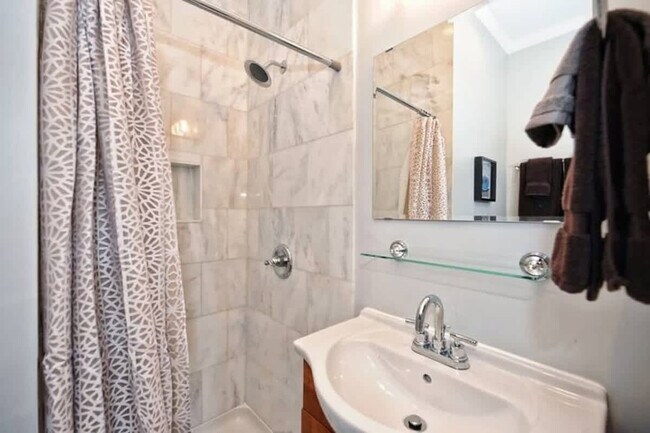 Building Photo - 600 Hermitage Ct