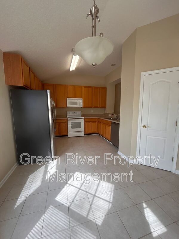 Building Photo - 2120 Stone Creek Dr