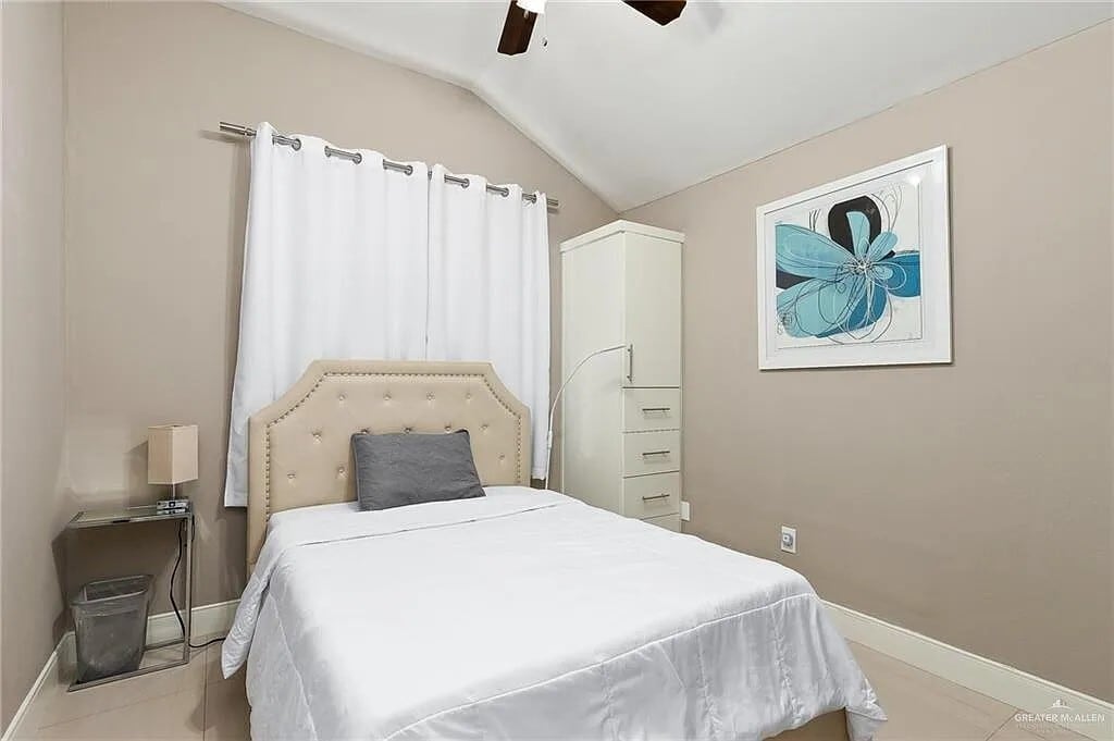 Guest room 1 - 2917 Wanda Ave