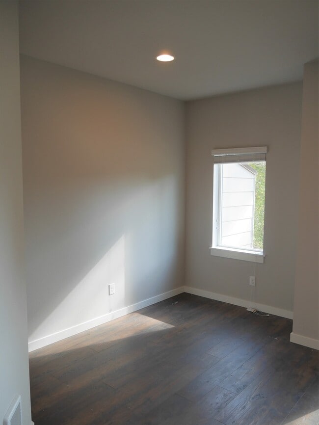 Building Photo - Beautiful Modern Townhouse in Arcadia Terrace