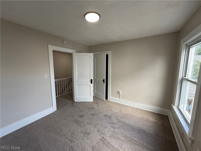Building Photo - 301-303 Roslyn Ave NW