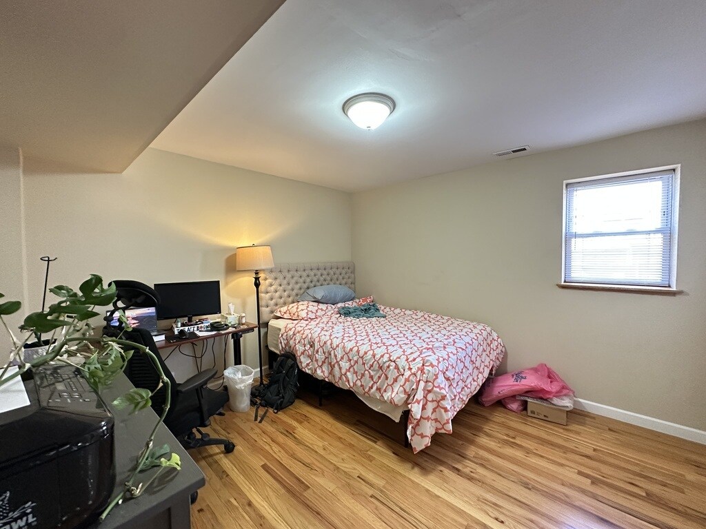 Building Photo - 3340 N Southport Ave