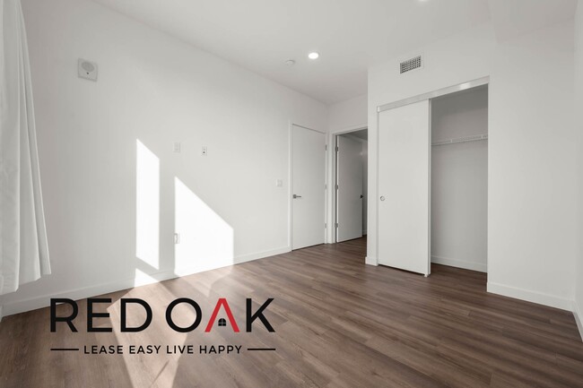 Building Photo - Charming One Bedroom Penthouse with Spacio...