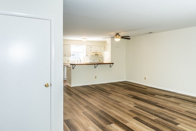 Building Photo - Spacious Two Bedroom Townhome