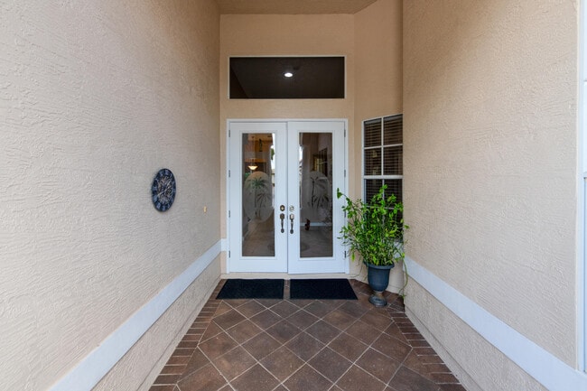 Building Photo - 665 SW Lake Charles Cir